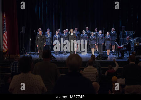 MORGANTOWN, W.Va. (18 aprile 2017) arruolato musicista conduttore 1a classe Adam Whitman saluta i veterani del pubblico durante un medley di canzoni di servizio in occasione di un concerto presso il Teatro Metropolitan a Morgantown. Il Sea Chanters sono su un 21-tour di un giorno di midwestern Stati Uniti collegando europee attraverso gli Stati Uniti per la loro Marina. (U.S. Foto di Marina dal musicista di prima classe Sarah Blecker/RILASCIATO) 170418-N-WV624-205 dalla Marina degli Stati Uniti Band Foto Stock