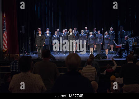 MORGANTOWN, W.Va. (18 aprile 2017) arruolato musicista conduttore 1a classe Adam Whitman saluta i veterani del pubblico durante un medley di canzoni di servizio in occasione di un concerto presso il Teatro Metropolitan a Morgantown. Il Sea Chanters sono su un 21-tour di un giorno di midwestern Stati Uniti collegando europee attraverso gli Stati Uniti per la loro Marina. (U.S. Foto di Marina dal musicista di prima classe Sarah Blecker/RILASCIATO) Morgantown3 dalla Marina degli Stati Uniti Band Foto Stock