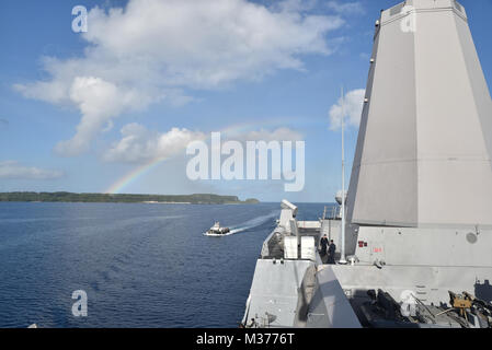 170420-N-BT947-133 Apra Harbor, GUAM (apr. 20, 2017) Il trasporto anfibio dock nave USS Somerset (LPD 25) transita Apra Harbor, Guam per una porta programmata visita. Il Somerset, con l'avviato undicesimo Marine Expeditionary Unit, è operativo in Indo-Asia-regione del Pacifico per migliorare la capacità di anfibio con i partner regionali e per servire come una pronta risposta in vigore per qualsiasi tipo di emergenza. (U.S. Foto di Marina di Massa lo specialista di comunicazione 2a classe Giacobbe I. Allison/RILASCIATO) USS Somerset arriva a Guam per una porta programmata visita del #PACOM Foto Stock