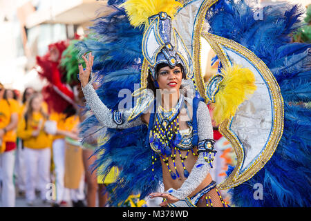 Il Brasile ballerini danzare Samba per le strade di città del carnevale, Monfalcone, Italia Foto Stock