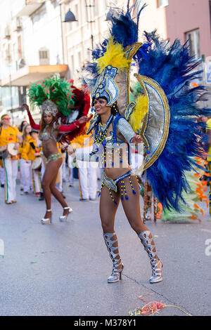 Il Brasile ballerini danzare Samba per le strade di città del carnevale, Monfalcone, Italia Foto Stock