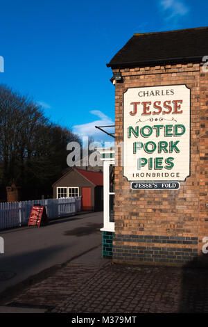 Torte di carne di maiale: Charles Jess's rileva pasticci di carne di maiale advert dipinta su un muro di negozio in Blists Hill, Inghilterra Foto Stock