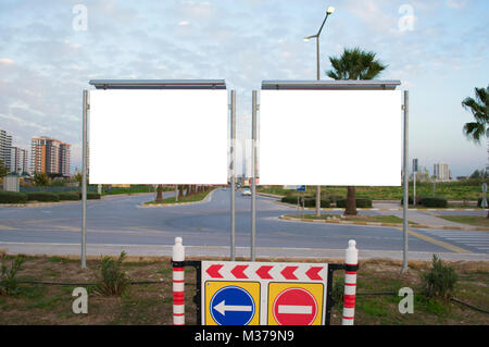 Due grandi cartelloni vuota su un banner di strada con la strada per aggiungere il proprio testo Foto Stock