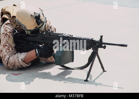 Militari esercito soldato giace prono su una macchina di sparo cannone M249 closeup Foto Stock