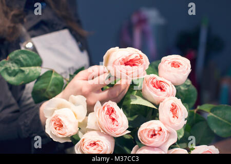 Le rose su il fioraio del tavolo, momenti di lavoro Foto Stock