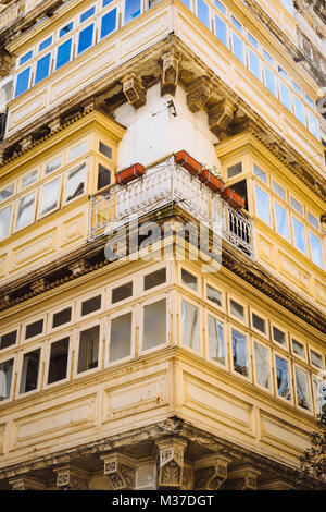 Il Maltese balconi in legno a La Valletta, Malta Foto Stock