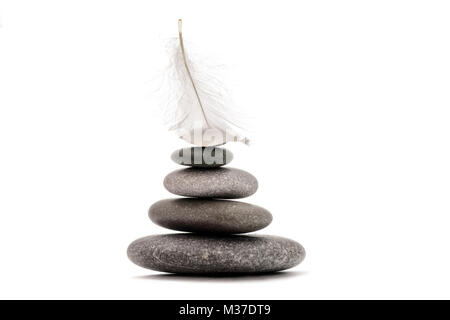 La meditazione di pietre e plume isolati su sfondo bianco. Foto Stock