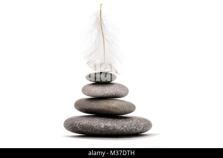 La meditazione di pietre e plume isolati su sfondo bianco. Foto Stock