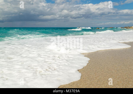 L'acqua turchese sul Riaci spiaggia vicino a Tropea, Italia Foto Stock