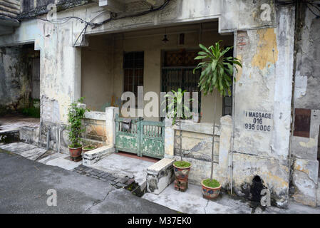 Kuala Lumpur, Malesia - 1 Novembre 2014: la facciata della vecchia casa in stile coloniale su una delle strade di Kuala Lumpur Foto Stock