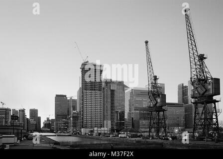 Nuovi edifici in costruzione e gru a sud di Dock, Canary Wharf, East London, Regno Unito Foto Stock