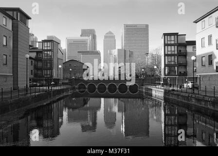 A Canary Wharf e Isle of Dogs, East London UK, guardando ad ovest dal fiume Tamigi Foto Stock