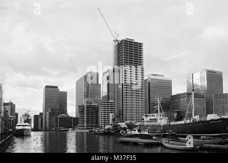 Dock Sud a Canary Wharf, East London UK, con nuovi edifici in costruzione Foto Stock