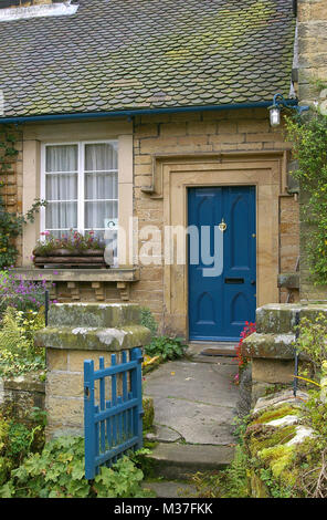 Close up della facciata di una casa di Edensor, la station wagon village per la nelle vicinanze Chatsworth House, il Peak District, Derbyshire, England, Regno Unito Foto Stock