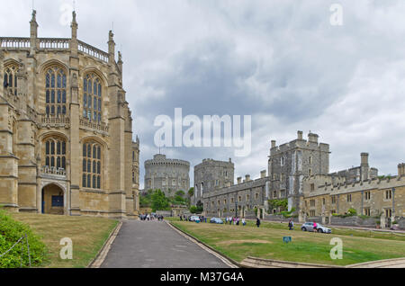 Abbassare Ward nei giardini del Castello di Windsor con alla cappella di San Giorgio sulla sinistra; questa è la sede per le nozze del principe Harry & Meghan Markle Foto Stock