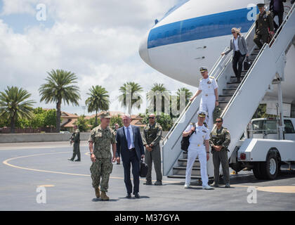 170529-N-A707-169JOINT BASE PEARL HARBOR-HICKAM, Hawaii (31 maggio 2017)- Adm. Harry Harris, Comandante della U.S. Pacifico Comando (PACOM), passeggiate con il Segretario della Difesa James Mattis dopo il suo arrivo a Hickam Airfield. Questa è la prima volta Mattis ha visitato PACOM poiché mantenendo la carica di Segretario della Difesa. (U.S. Navy foto di comunicazione di massa 2a classe James Mullen/RILASCIATO) Mattis soddisfa con PACOM Commander sulla Prima visita alle Hawaii come SECDEF da #PACOM Foto Stock