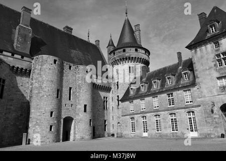 Il cortile interno presso il Château de Sully in Sully-sur Loire, Francia Foto Stock