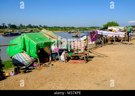 Baracche baraccopoli alla periferia della città nei pressi del fiume Irrawaddy Foto Stock