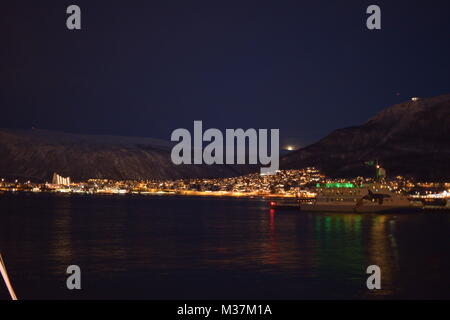 L'Artico città di Tromsø di notte, Tromsø, Norvegia del Nord, Europa Foto Stock