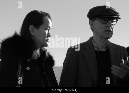 Woody Allen con la moglie Soon-Yi Previn, figlie Bechet e Manzie Allen con sua sorella Letty Aronson e amici ricevi un tour privato dal Ministero della cultura dell'Acropoli di Atene. L'edificio è stato il lavoro dell'architetto Mineskies e venne eretta negli anni 437-432 A.C. Atene, Grecia. ( Nella foto: Woody con sua moglie Soon-Yi ) 31 dicembre 2005 Credit: Walter McBride/MediaPunch Foto Stock