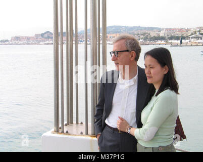 ******* Copertura esclusiva ************ Woody Allen con la moglie Soon-Yi Previn presso l'Hotel Martinez frequentando il 58th annuale di Cannes Film Festival ( Festival De Cannes ) a Cannes, Francia. Maggio 11, 2005 Credit: Walter McBride/MediaPunch Foto Stock