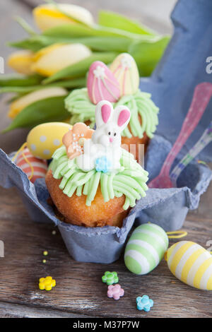 Poco tortina con decorazioni di zucchero per la pasqua Foto Stock