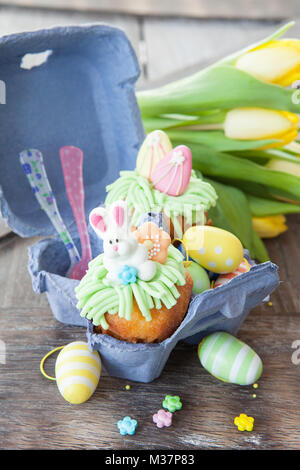 Poco tortina con decorazioni di zucchero per la pasqua Foto Stock