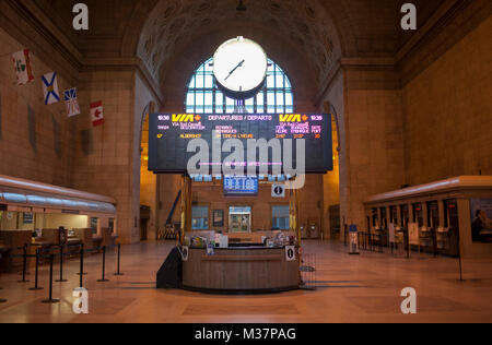 Via Rail arrivi e partenze elenco presso la Union Station di Toronto, Canada, lunedì 22 aprile, 2013. Foto Stock