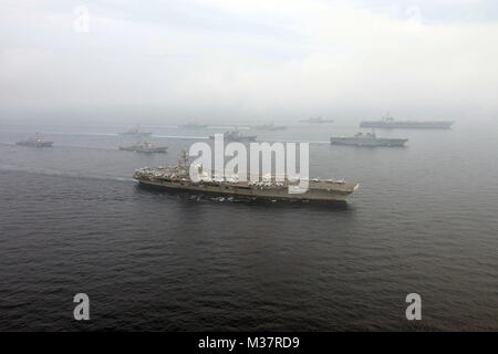170601-N-OY799-1389 Mare del Giappone (1 giugno 2017) La Carl Vinson Carrier Strike gruppo, comprese le portaerei USS Carl Vinson (CVN 70), Carrier aria Wing (CVW) 2, guidato-missili cruiser USS Lake Champlain (CG 57) e guidato-missile cacciatorpediniere USS Wayne E. Meyer (DDG 108) e USS Michael Murphy (DDG 112), opera con il Ronald Reagan Carrier Strike gruppo, compresa la USS Ronald Reagan (CVN 76), CVW-5, USS Shiloh (CG 67), l'USS Barry (DDG 52), USS McCampbell (DDG 85), l'USS Fitzgerald (DDG 62) e USS Mustin (DDG 89), e il Giappone marittimo Forza di Autodifesa navi (JS) Hyuga (DDH 18 Foto Stock