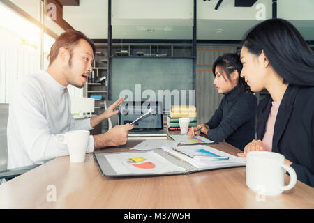 Imprenditore asiatico presente vendere grafico in sala riunioni in ufficio. Business presente e concetto di incontro. Foto Stock