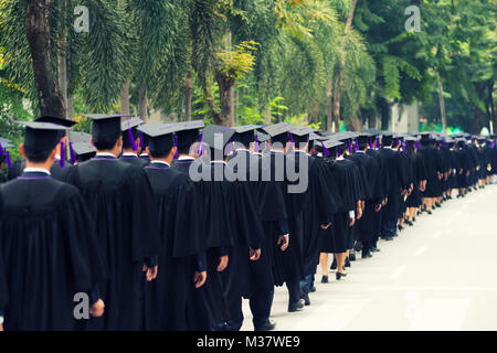 Retro di laureati durante l inizio dell'università. Chiudere fino a laurearsi cap Foto Stock