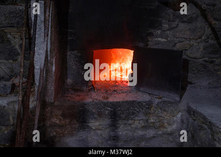 Fire infuria dentro un forno tradizionale Foto Stock