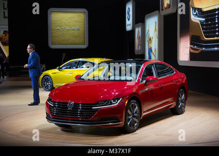 Volkswagen America del Nord CEO Hinrich Woebcken al Nord America svelare del 2019 Volkswagen Arteon al 2018 Chicago Auto Show Foto Stock