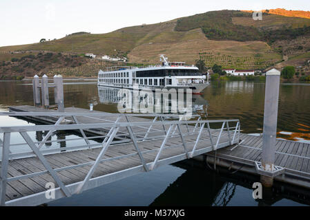 Nave da crociera Douro Spirit al molo di Folgosa, nella Valle del Douro, Portogallo, Europa Foto Stock