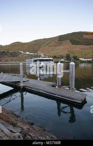 Nave da crociera Douro Spirit al molo di Folgosa, nella Valle del Douro, Portogallo, Europa Foto Stock