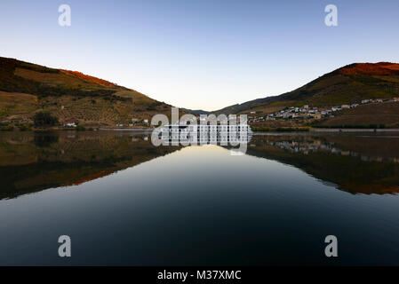 Nave da crociera Douro Spirit che naviga lungo il fiume Douro, Portogallo, Europa Foto Stock