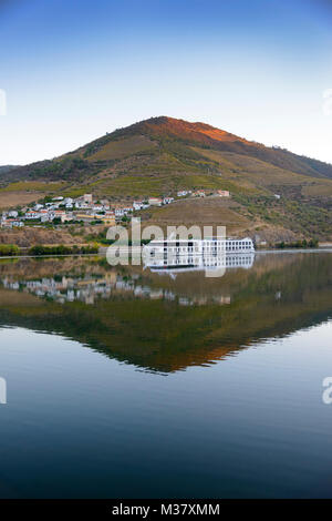 Nave da crociera Douro Spirit che naviga lungo il fiume Douro, Portogallo, Europa Foto Stock