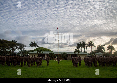 Stati Uniti Marines e marinai con la Task Force Koa Moana 17, Tonga è il suo Masjesty delle Forze Armate, Esercito francese della Nuova Caledonia i soldati e i membri della Nuova Zelanda Defence Force stand ad attenzione durante una cerimonia di apertura per esercitare TAFAKULA sull isola di Tongatapu, Tonga, luglio 17, 2017. Esercizio TAFAKULA è progettata per rafforzare le strutture militari le relazioni tra Tonga di Sua Maestà delle Forze Armate, Esercito francese della Nuova Caledonia, Nuova Zelanda forza di difesa e le forze armate degli Stati Uniti hanno. (U.S. Marine Corps photo by MCIPAC combattere lancia fotocamera Cpl. Juan C. Bustos) Quattro nazioni E APERTO Foto Stock