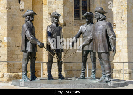 Statua di d'Artagnan e i tre moschettieri a Condom (preservativo-en-Armagnac), Gers (Guascogna), Occitanie (Midi-Pyrénées), a sud-ovest della Francia Foto Stock