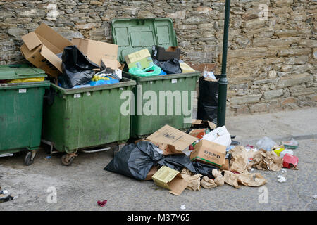 Garbage traboccante cassonetti Foto Stock