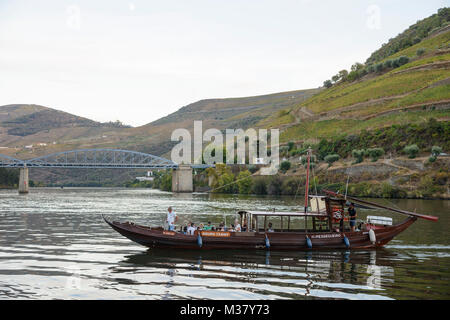 Le barche di rabelo tradizionalmente usate per trasportare il vino Porto sul fiume Douro convertito in una barca di giro per i turisti a Pinhão, Portogallo, Europa Foto Stock