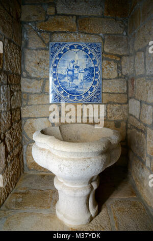 La pietra antica fonte battesimale a Igreja Matriz chiesa in Alijó, Portogallo, Europa Foto Stock