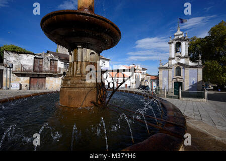 Fontana nella parte anteriore della Igreja Matriz de Alijó / Igreja de Santa Maria Maior - chiesa in Alijó, Douro, Portogallo, Europa Foto Stock