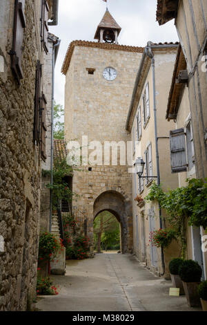 Ripida strada stretta in (Fourcès Fources) - un tradizionale bastide fortificata città nel Gers (Guascogna), Occitanie (Midi-Pyrénées), a sud-ovest della Francia Foto Stock