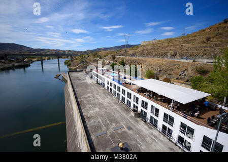 Nave da crociera Douro Spirit che passa attraverso una porta chiusa durante la navigazione del fiume Douro, Portogallo, Europa Foto Stock