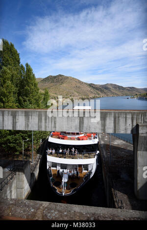 Nave da crociera Douro Spirit che passa attraverso una porta chiusa durante la navigazione del fiume Douro, Portogallo, Europa Foto Stock