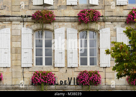 Persiane alle finestre e fiori del Municipio (Mairie / Hotel de Ville) in Montréal-du-Gers (Montreal du Gers), Gers (Guascogna), Occitanie, Francia Foto Stock