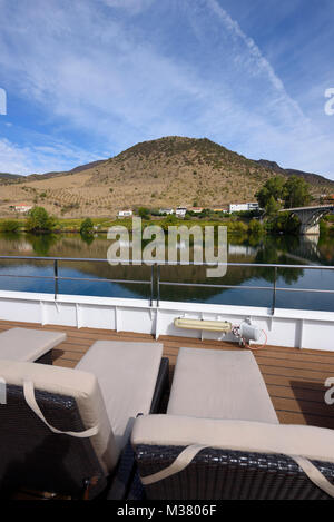 Paesaggio della Valle del Douro visto dal ponte superiore della nave da crociera Douro Spirit ormeggiata a Barca d’Alva, Portogallo, Europa Foto Stock