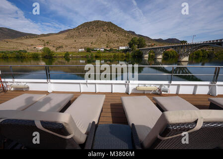 Paesaggio della Valle del Douro visto dal ponte superiore della nave da crociera Douro Spirit ormeggiata a Barca d’Alva, Portogallo, Europa Foto Stock