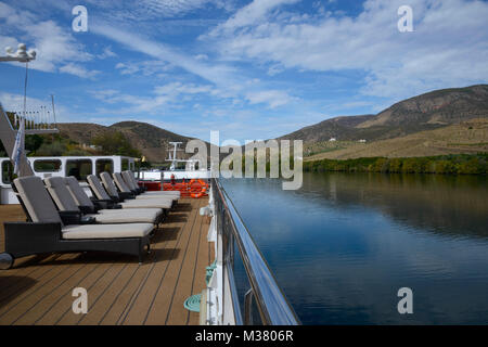 Paesaggio della Valle del Douro visto dal ponte superiore della nave da crociera Douro Spirit ormeggiata a Barca d’Alva, Portogallo, Europa Foto Stock